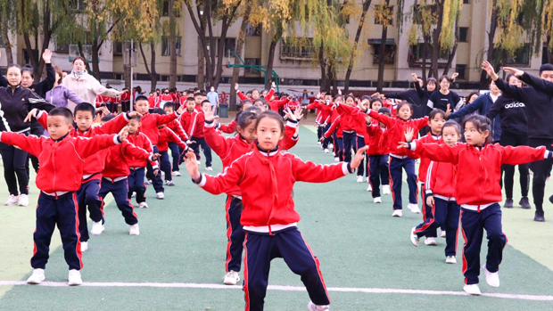 锡林南路小学开展“校园五禽戏”团体操比赛相关图片